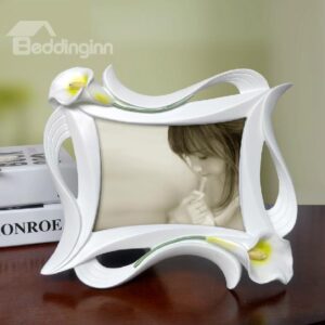 New Arrival Beautiful Tulip Style Retangular White Photo Frame with Carvings