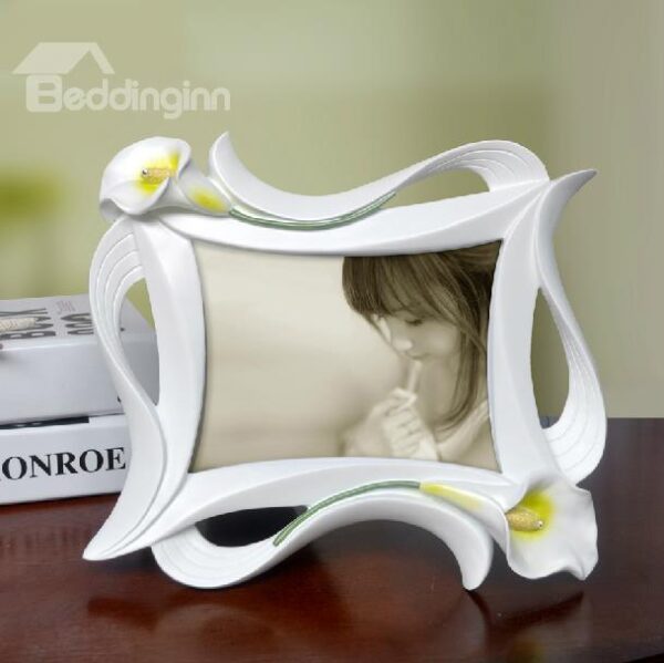 New Arrival Beautiful Tulip Style Retangular White Photo Frame with Carvings