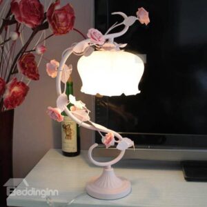 Elegant Pastoral Style Roses Glass Shade Table Lamp