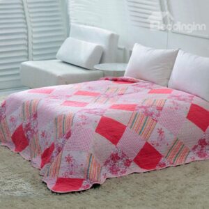 Super Soft and Comfortable Romantic Pink Flowers Pattern Quilt