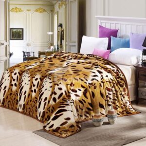 Fashion Golden Leopard Flannel Blanket for All Seasons
